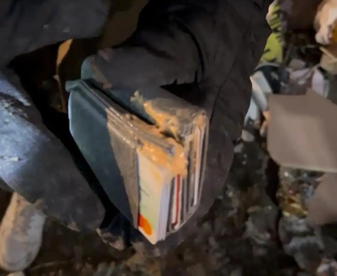 BUNUN ÜZERİNE KAMYON, ÇÖP AKTARIM İSTASYONUNA BOŞALTILMADAN ÖNCE BOŞ BİR ALANA...