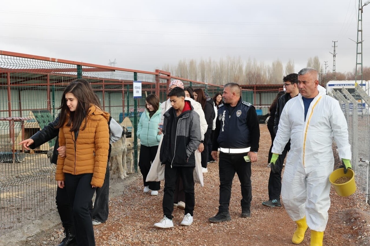BÜNYAN ANADOLU LİSESİ ÖĞRENCİLERİ, BÜNYAN BELEDİYESİ TARAFINDAN HİZMETE SUNULAN SOKAK HAYVANLARI...