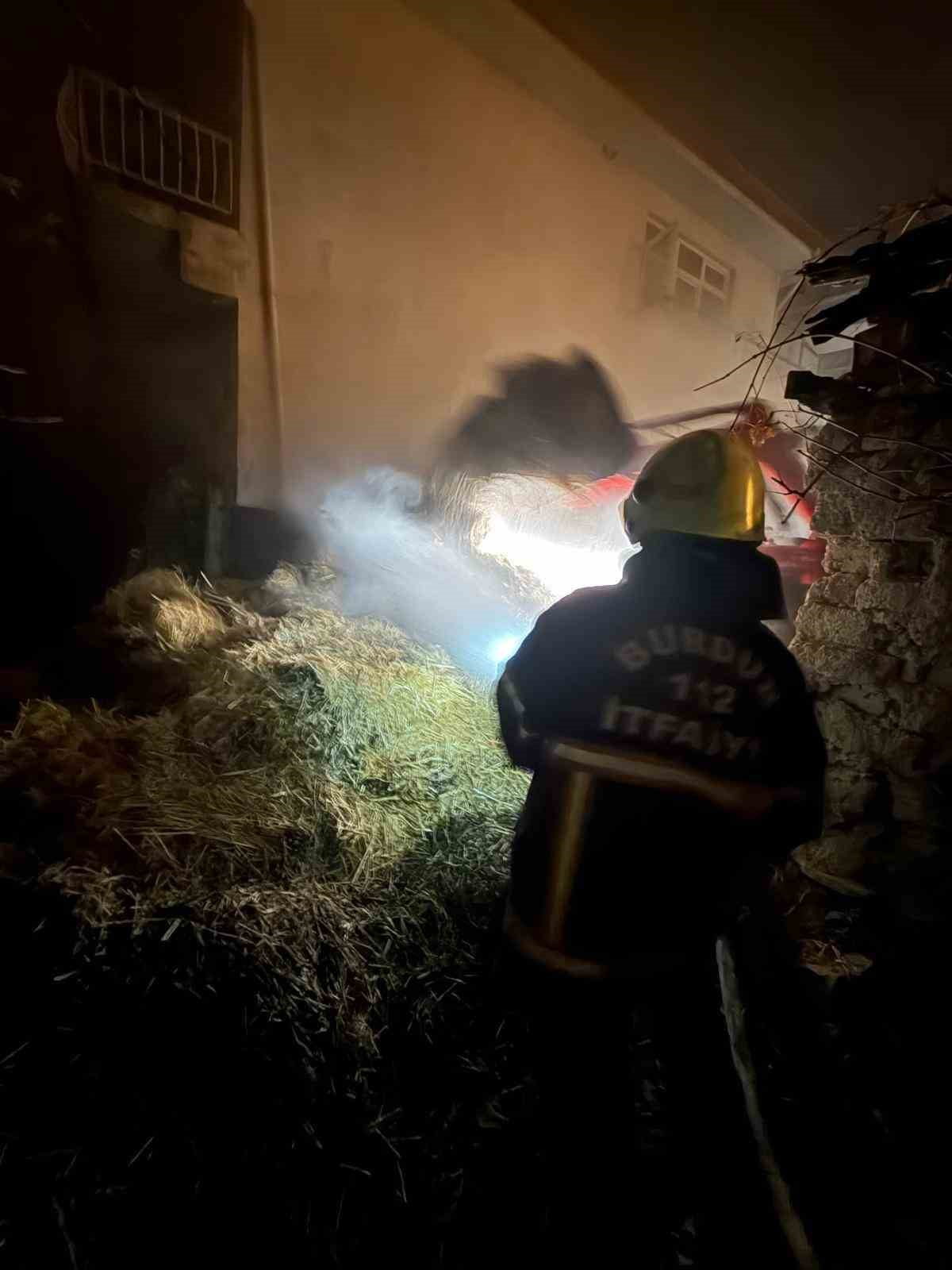 BURDUR'DA BİR EVİN ALT KISMINDA BULUNAN SAMANLIKTA ÇIKAN YANGIN İTFAİYE EKİPLERİ TARAFINDAN UZUN...