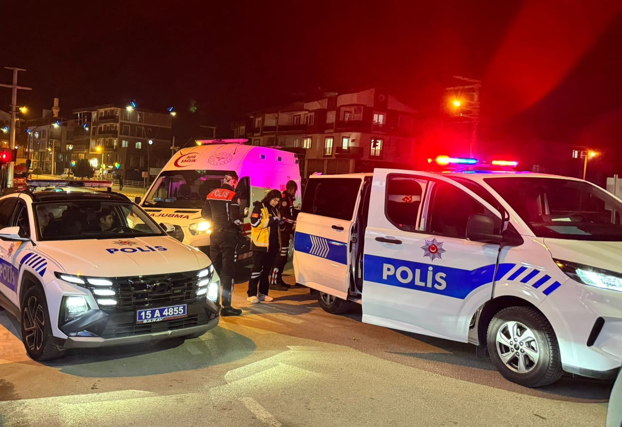 BURDUR'DA GİRDİĞİ MARKETTE RAFLARDAKİ ŞİŞELERİ VE MARKETİN KAPISINDA BULUNAN CAMI KIRAN ALKOLLÜ...