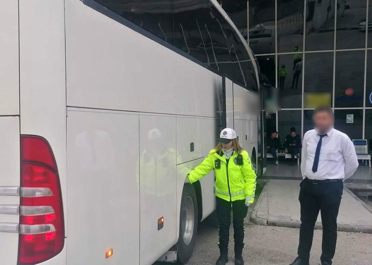 BURDUR'DA POLİS EKİPLERİ KIŞ LASTİĞİ DENETİMİ YAPTI