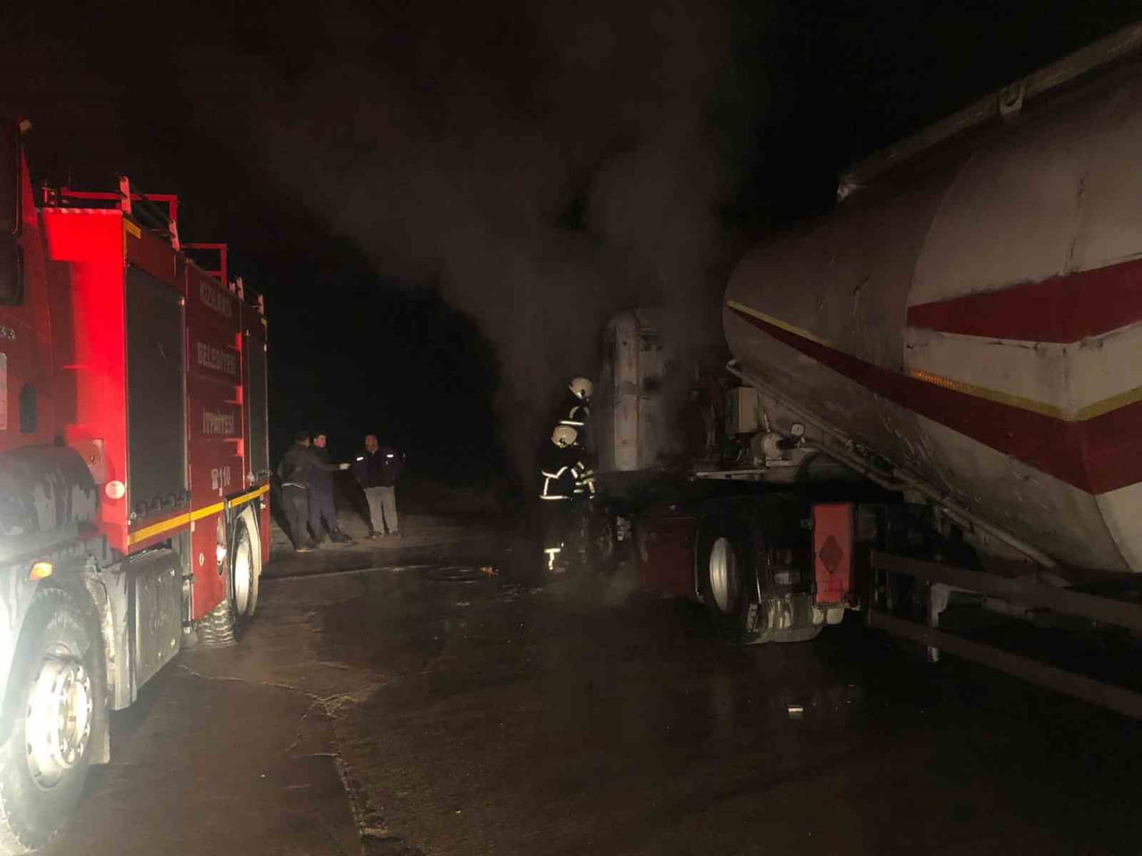 BURDUR'DA SEYİR HALİNDEKİ TIRDA ÇIKAN YANGIN İTFAİYE EKİPLERİNCE SÖNDÜRÜLÜRKEN TIR KULLANILMAZ...