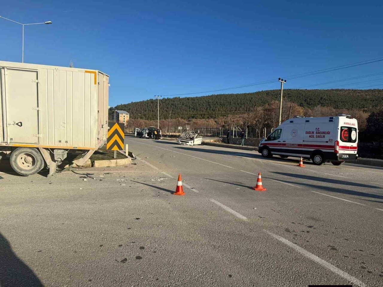 BURDUR'UN ALTINYAYLA İLÇESİNDE OTOMOBİL İLE KAMYONUN KAVŞAKTA ÇARPIŞMASI SONUCU MEYDANA GELEN...