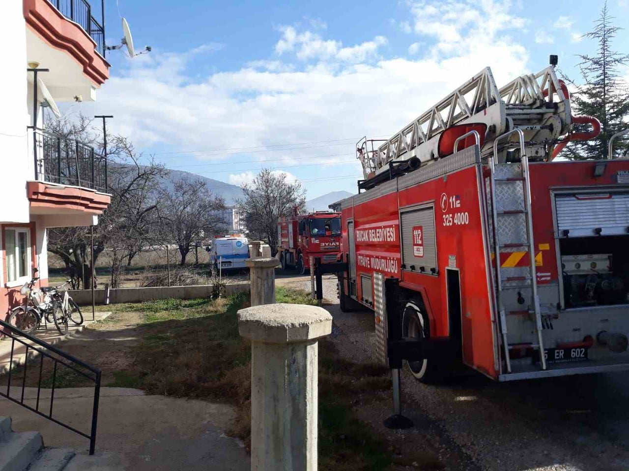 BURDUR'UN BUCAK İLÇESİNDE BİR EVİN BACASINDA ÇIKAN YANGIN İTFAİYE EKİPLERİ TARAFINDAN...
