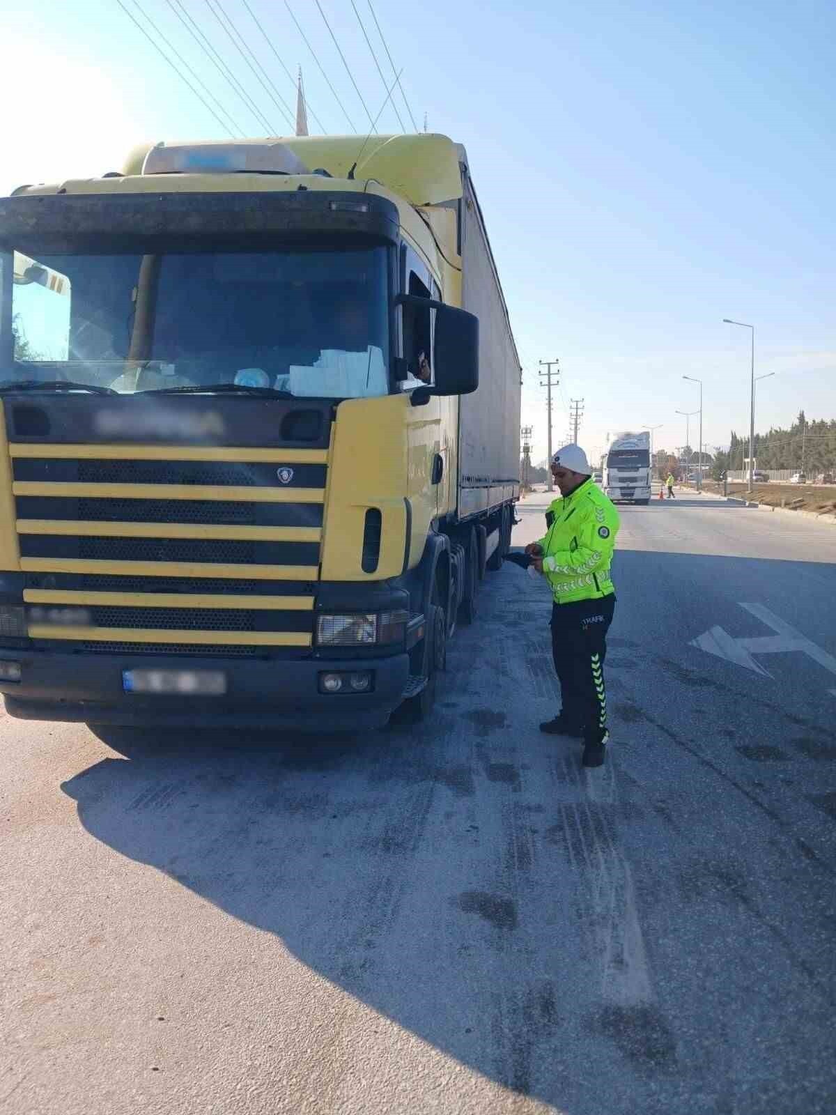 BURDUR’DA POLİS EKİPLERİ TARAFINDAN YÜK TAŞIYAN ARAÇLARA YÖNELİK GERÇEKLEŞTİRİLEN DENETİMLERDE 325...