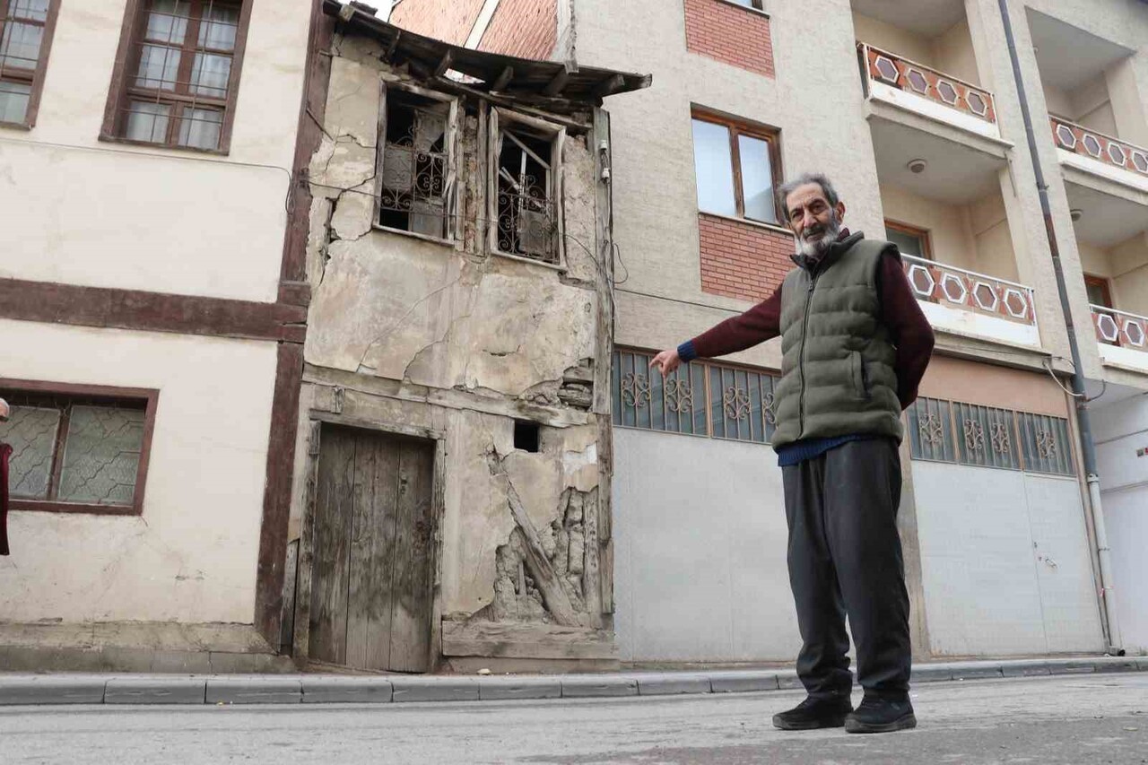 BURHAN BÜYÜKSARACIOĞLU, "KOLAY KOLAY KİMSENİN HATIRLAMAYACAĞI ESKİ METRUK BİR BİNA BURASI"...