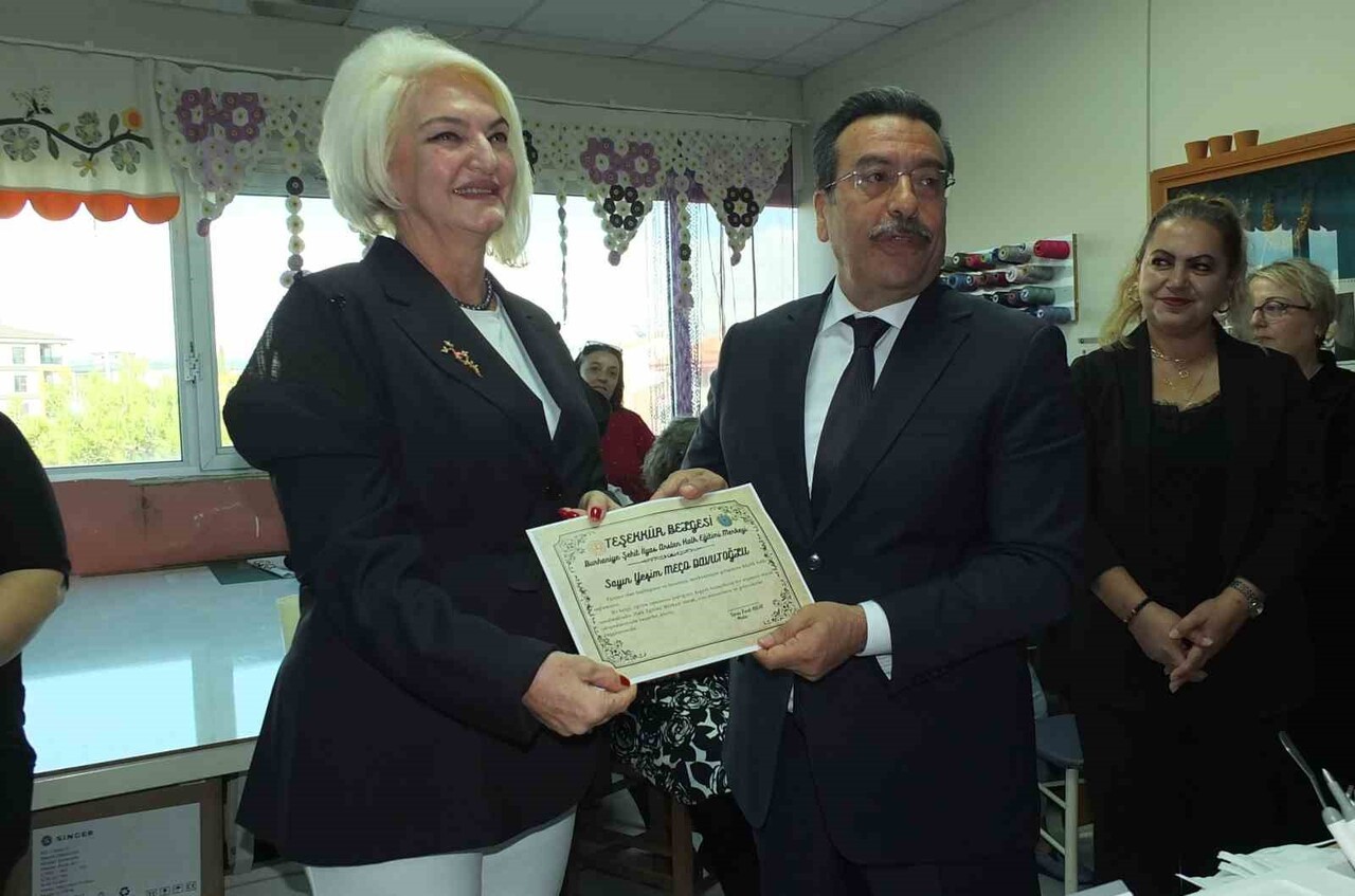 BURHANİYE İLÇE KAYMAKAMI CUMALİ ATİLLA, GİYİM ATÖLYESİNE 9 MAKİNE BAĞIŞLAYAN HAYIRSEVER YEŞİM MEÇO...