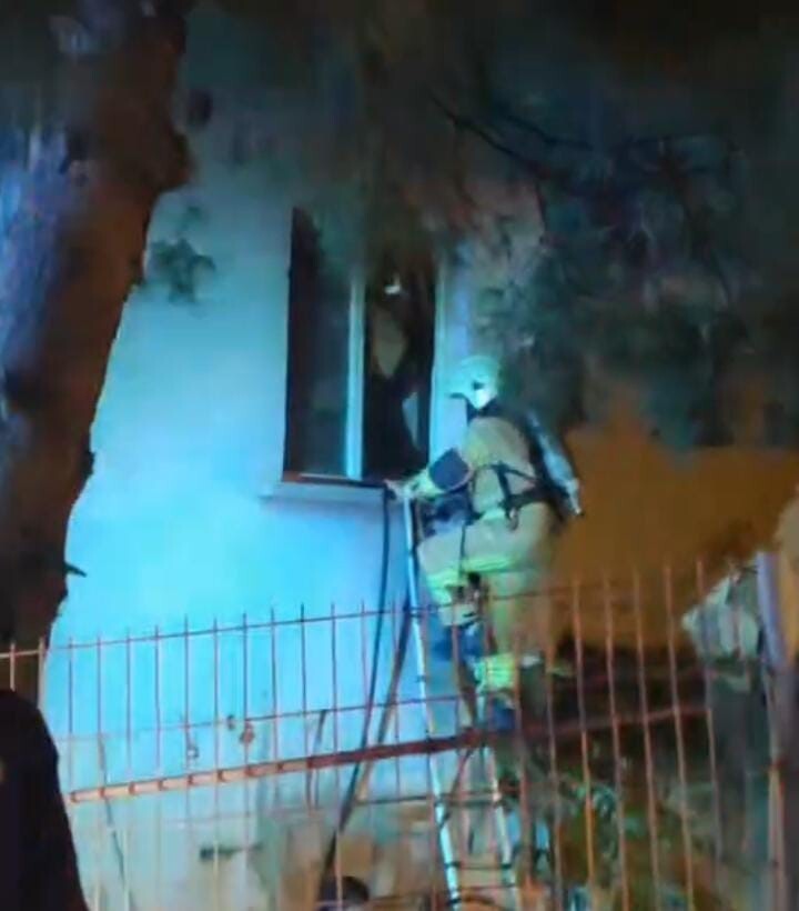 BURSA'DA BİR APARTMANIN 2. KATINDA ÇIKAN YANGINDA YOĞUN DUMAN ARASINDA MAHSUR KALAN BİR VATANDAŞ...