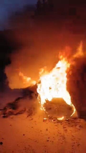 BURSA'DA HAREKET HALİNDEKİ OTOMOBİL, BİRANDA ALEV ALEV YANMAYA BAŞLADI. VATANDAŞLARIN SEFERBER...