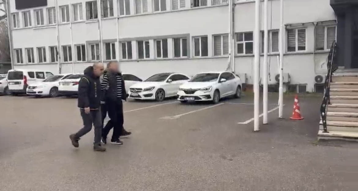 BURSA'DA HUSUMETLİSİNİ CADDE ORTASINDA SİLAHLA KOVALAYAN VE ÇEVREDEKİ KALABALIĞA ALDIRIŞ ETMEDEN...