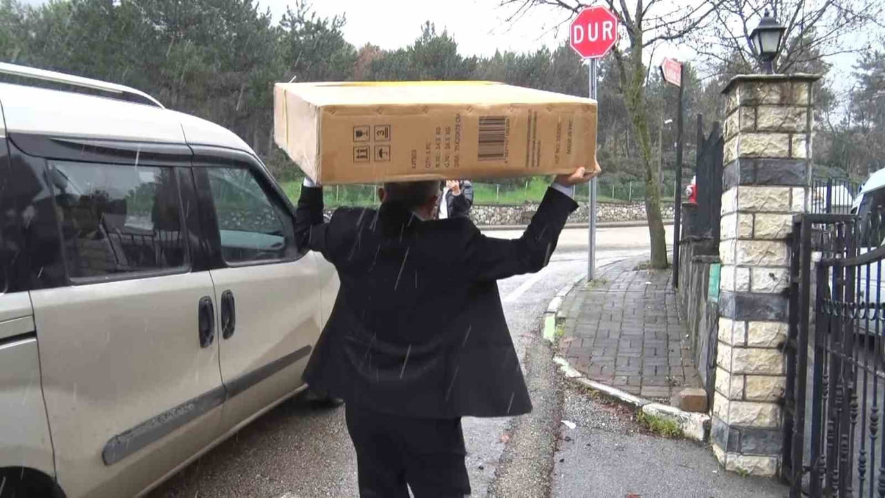 BURSA'DA İHTİYAÇ SAHİPLERİNE TEKERLEKLİ SANDALYE DAĞITIMI YAPAN TÜMBULSEVDER GENEL BAŞKANI...