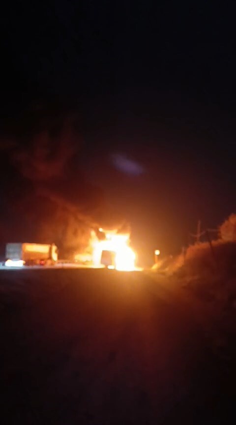 BURSA'DA İŞÇİLERİ TAŞIYAN SERVİS OTOBÜSÜ, ALEV TOPUNA DÖNDÜ.