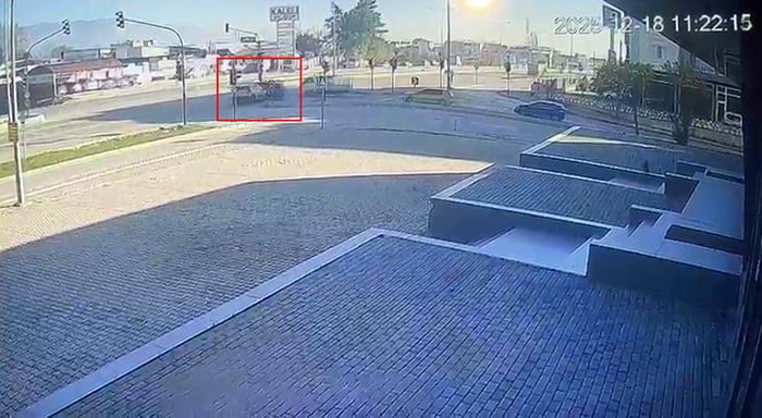 BURSA'DA KIRMIZI IŞIK İHLALİ YAPAN BİR OTOMOBİLİN BAŞKA BİR ARACA ÇARPMASI SONUCU 2 KADIN...