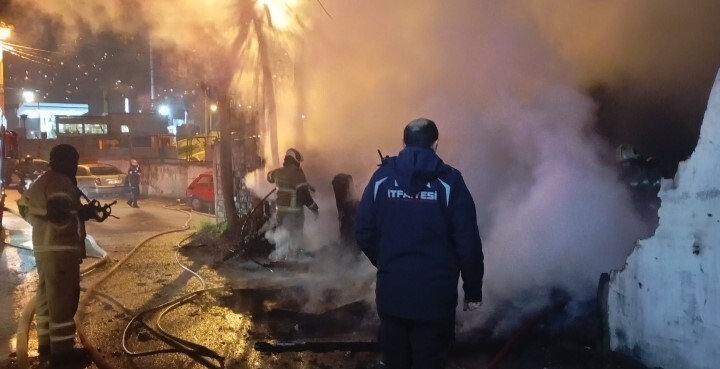 BURSA'DA  SABAHA KARŞI ÇIKAN YANGINDA BİR BARAKADA YAŞAYAN YABANCI UYRUKLU ŞAHIS YANGINDAN...