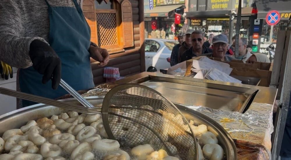 BURSA'DA TAKSİCİLER GRUBU ÜYELERİ, ŞEHİTLER İÇİN DÜZENLEDİKLERİ HAYIR ETKİNLİĞİ KAPSAMINDA ÜÇ GÜN...