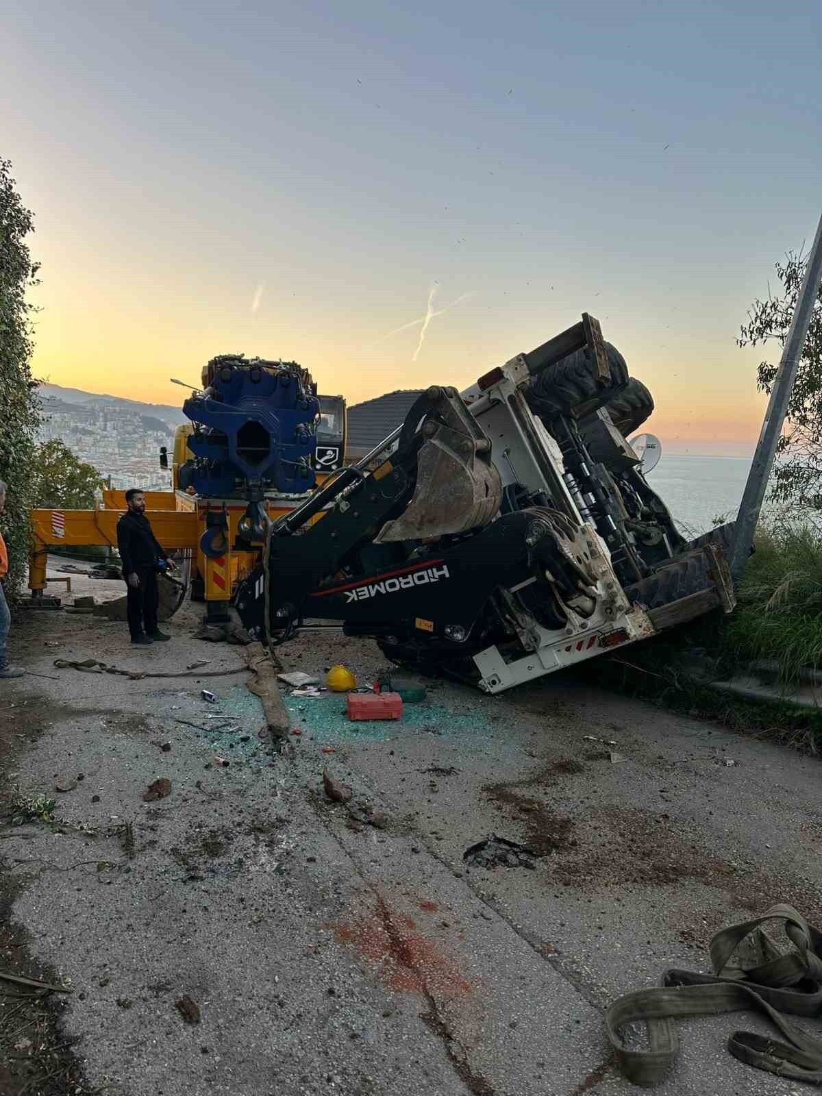 BURSA'DA VİNÇTEN DÜŞEREK MADDİ HASAR GÖREN İŞ MAKİNESİNİN DÜŞME ANLARINA AİT GÖRÜNTÜLER ORTAYA...