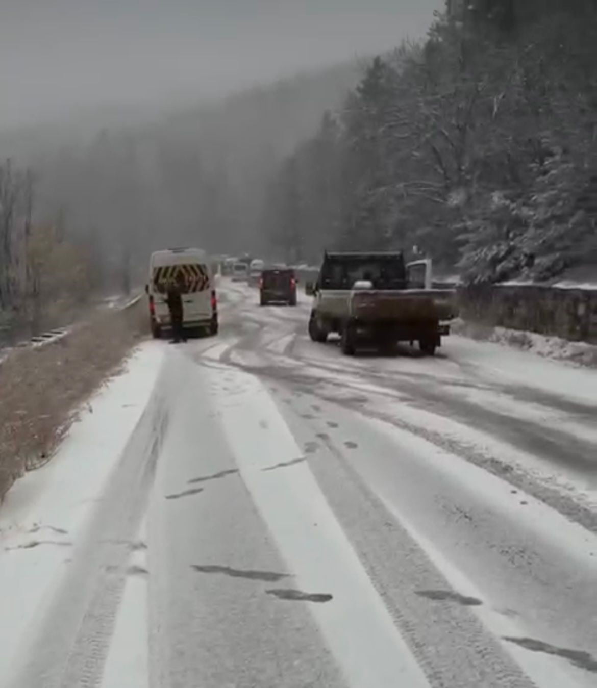 BURSA'DA YOĞUN YAĞIŞ SEBEBİYLE ORHANELİ VE HARMANCIK YOLU TRAFİĞE KAPANDI. İNEGÖL DOMANİÇ...