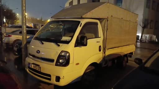 Bursa'da yolun karşısına geçmeye çalışan yayaya kamyonet çarptı