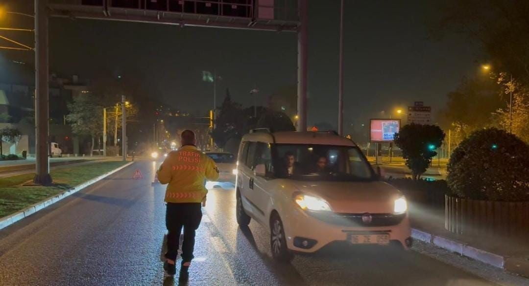BURSA'NIN EN İŞLEK CADDELERİ VE BÖLGELERİ, YILBAŞI ÖNCESİ POLİS EKİPLERİNCE KURAL TANIMAZLARA GÖZ...