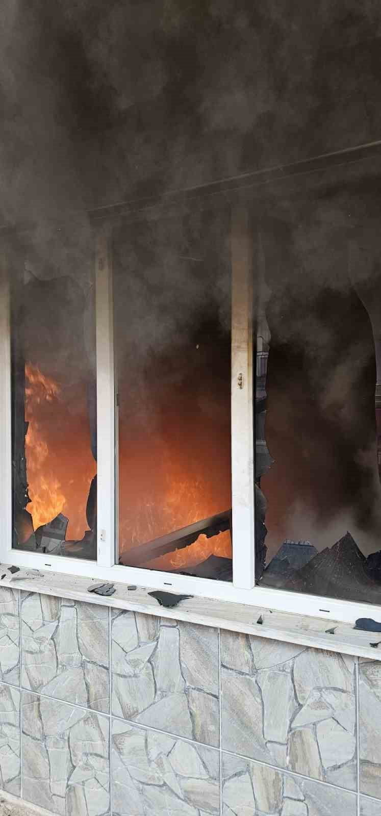 BURSA'NIN İNEGÖL İLÇESİNDE APARTMAN DAİRESİNDE YANGIN ÇIKTI.