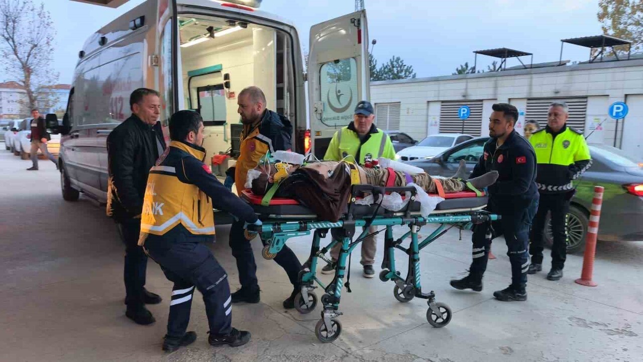 BURSA'NIN İNEGÖL İLÇESİNDE KONTROLDEN ÇIKAN MİNİBÜSÜN ŞARAMPOLE YUVARLANDIĞI KAZADA SÜRÜCÜ AĞIR...