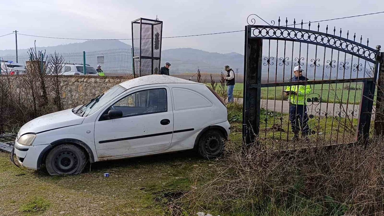 BURSA'NIN İNEGÖL İLÇESİNDE MEYDANA GELEN KAZADA OTOMOBİL EVİN BAHÇE KAPISINA ÇARPTI. KAZA SONUCU...