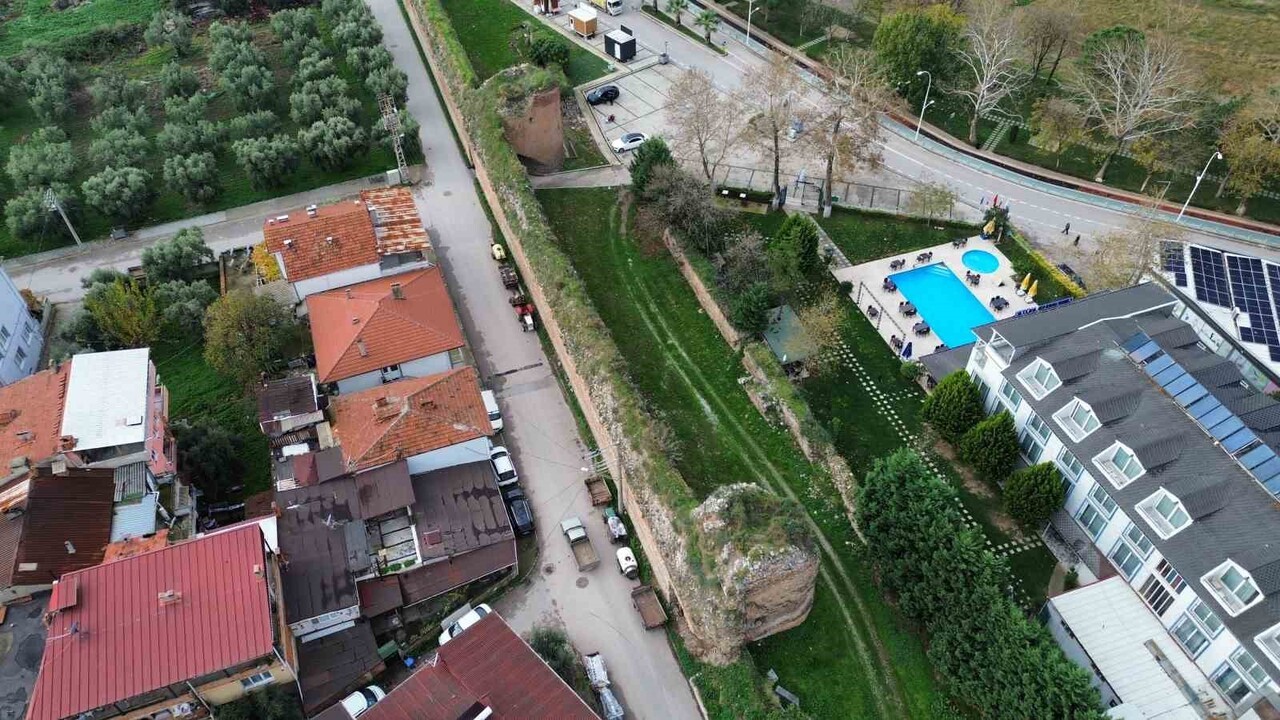 BURSA'NIN İZNİK İLÇESİNDE TARİHİ 2 BİN 200 YILA DAYANAN SURLARIN İÇİNDE YER ALAN VE BÖLGEDE...