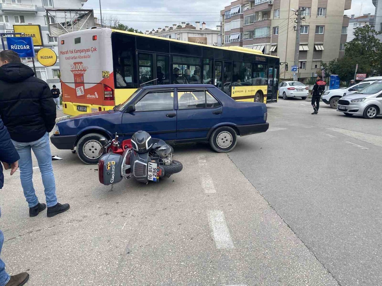 BURSA'NIN MUDANYA İLÇESİ GÜZELYALI MAHALLESİ'NDE MEYDANA GELEN TRAFİK KAZASINDA MOTOSİKLET...