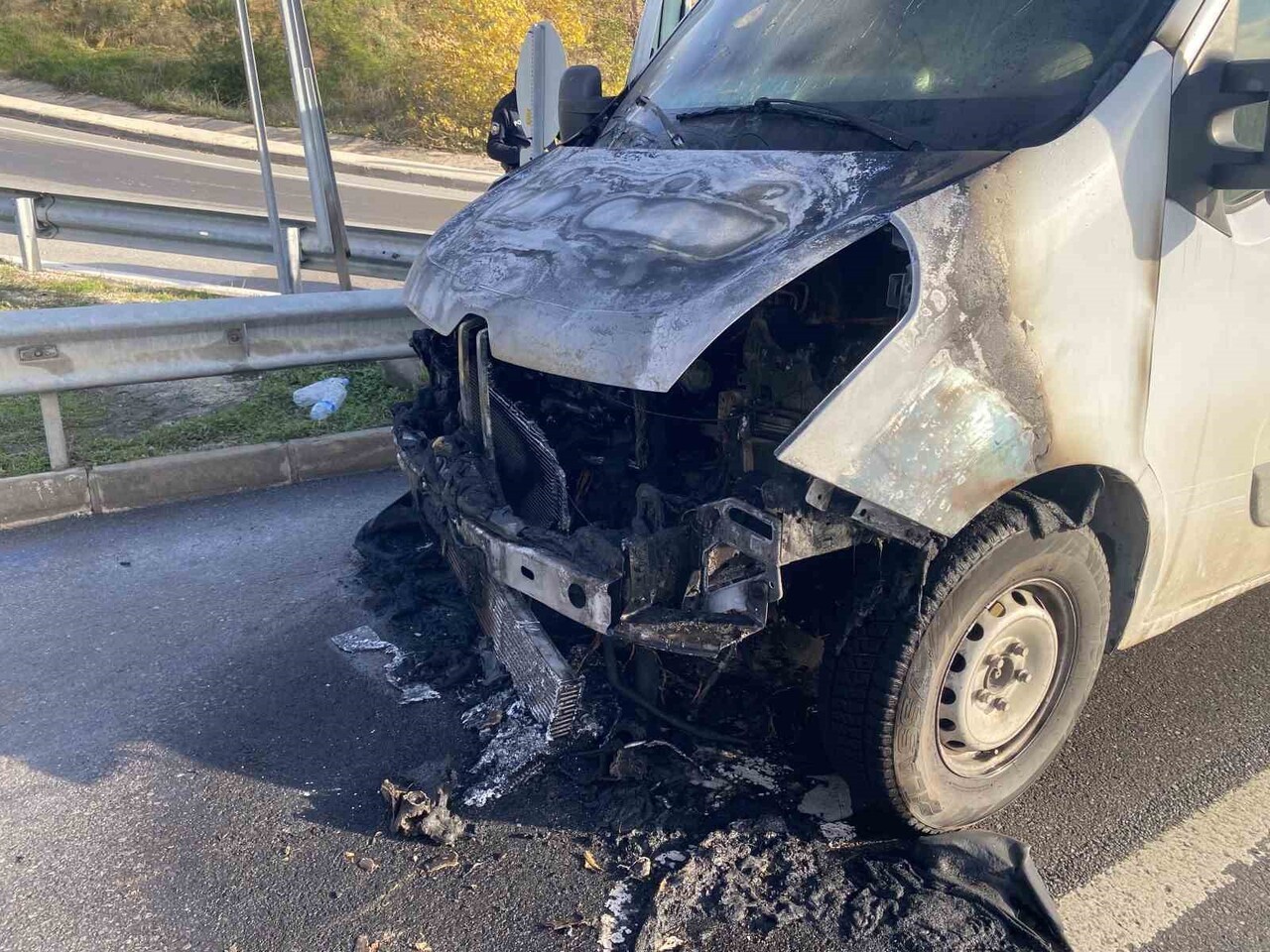 BURSA'NIN MUDANYA İLÇESİNDE BİR MİNİBÜS  YÜK TAŞIDIĞI ESNADA MOTOR KISMINDAN ALEV ALDI. YANAN...