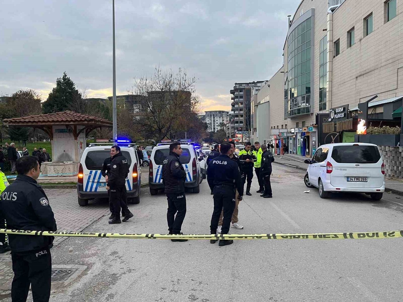 BURSA'NIN NİLÜFER İLÇESİNDE KABA DAVRANIŞLARI SEBEBİYLE KAFEDE OTURMASINA İZİN VERİLMEYEN 2 KİŞİ...