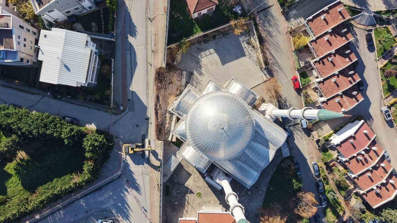 BURSA'NIN NİLÜFER İLÇESİNDE SABAH YÜRÜYÜŞE ÇIKAN BİR YAŞLI KADININ KAYIYOR DİYEREK İHBAR ETTİĞİ...