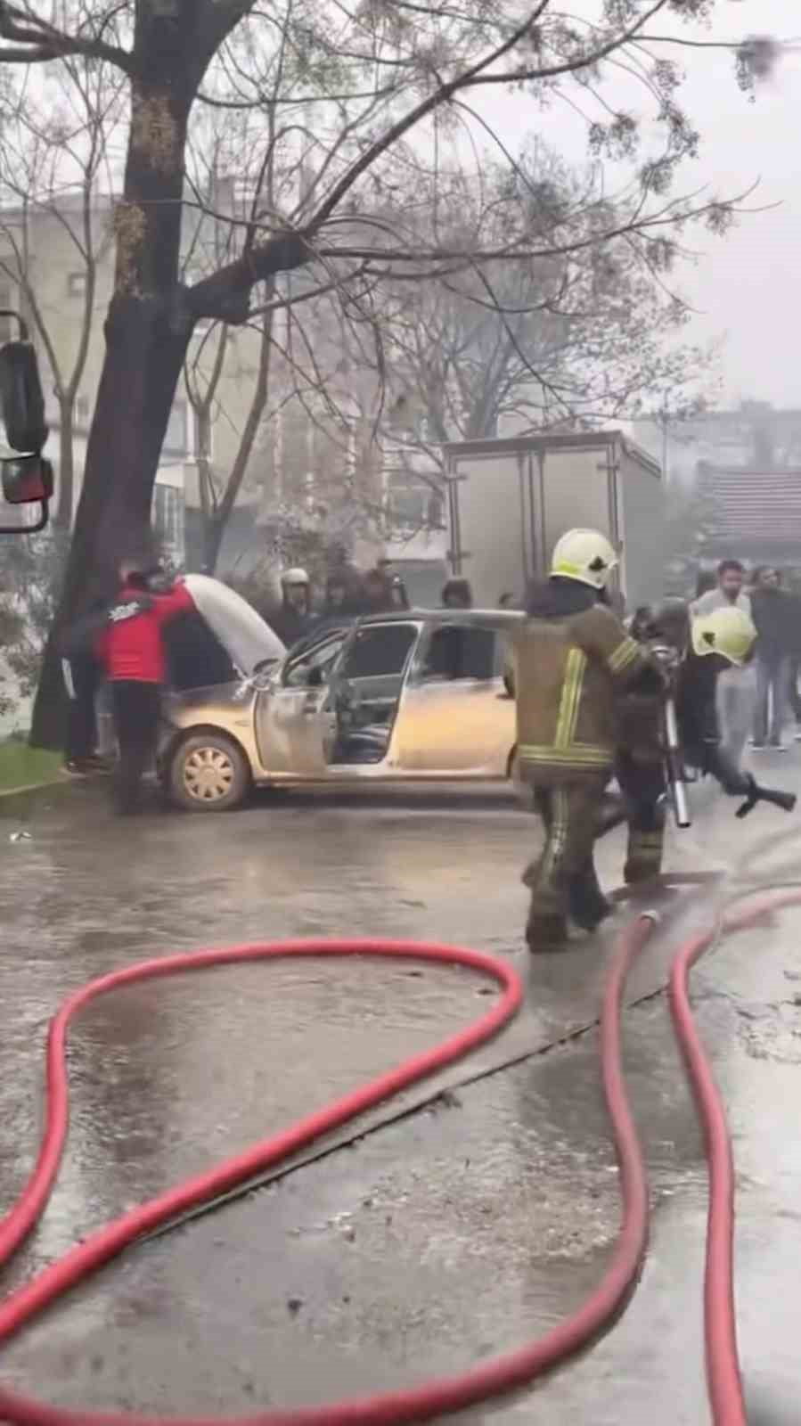 BURSA'NIN OSMANGAZİ İLÇESİNDE PARK HALİNDEKİ SERVİS MİDİBÜSÜNDE ÇIKAN YANGIN, YANINDAKİ OTOMOBİLE...