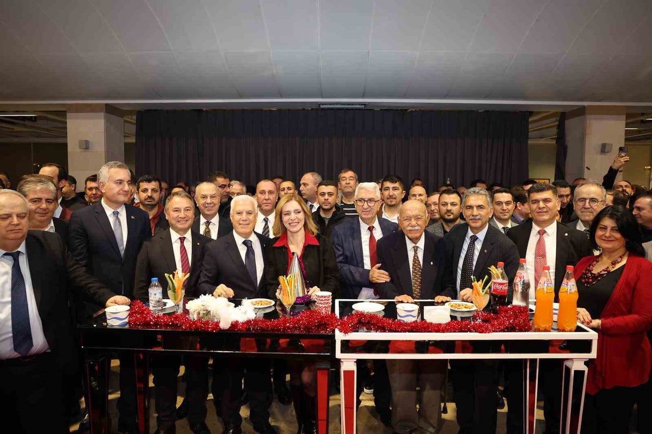 BURSA BÜYÜKŞEHİR BELEDİYE BAŞKANI MUSTAFA BOZBEY, BÜYÜKŞEHİR BELEDİYESİ ÇALIŞANLARIYLA YENİ YIL...