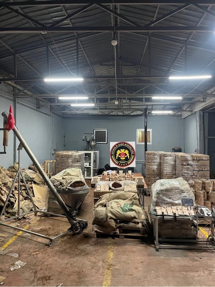 BURSA’DA BOZULMUŞ VE DEĞİŞTİRİLMİŞ GIDA İLE SAHTE ÜRÜN TİCARETİNE YÖNELİK DÜZENLENEN OPERASYONDA...