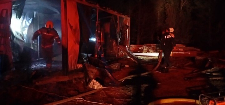 BURSA’DA İŞÇİLERİN KONAKLADIĞI BARAKADA KÜLLÜKTE UNUTULAN SİGARA İZMARİTİ NEDENİYLE ÇIKAN YANGIN...