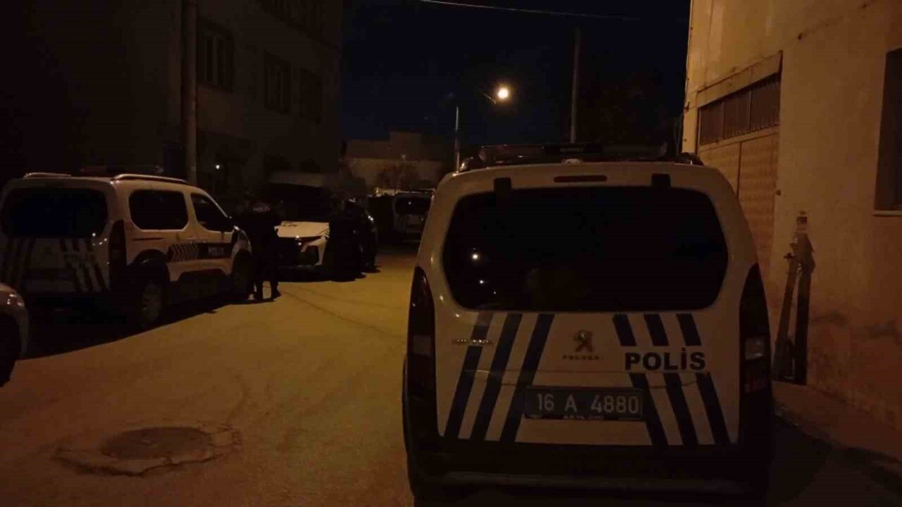 BURSA’DA POLİS EKİPLERİNİN ŞÜPHE ÜZERİNE DURDURMAK İSTEDİĞİ OTOMOBİLİN SÜRÜCÜSÜ "BEN KAÇTIM"...