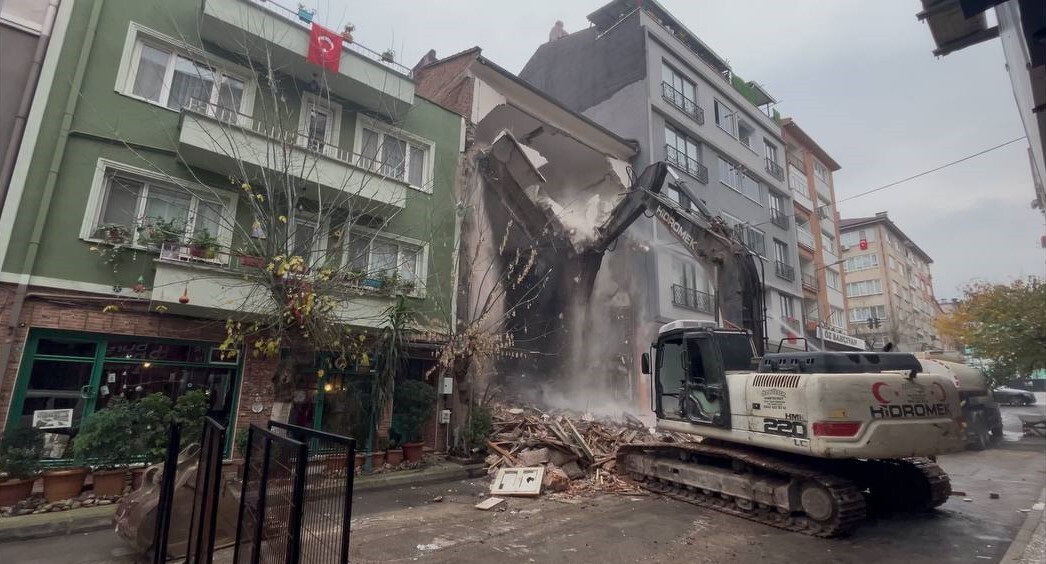 BURSA’DA YENİ YAPI İÇİN YIKILACAK OLAN 4 KATLI ESKİ BİNA, İŞ MAKİNESİ TARAFINDAN İLGİNÇ YÖNTEMLE...