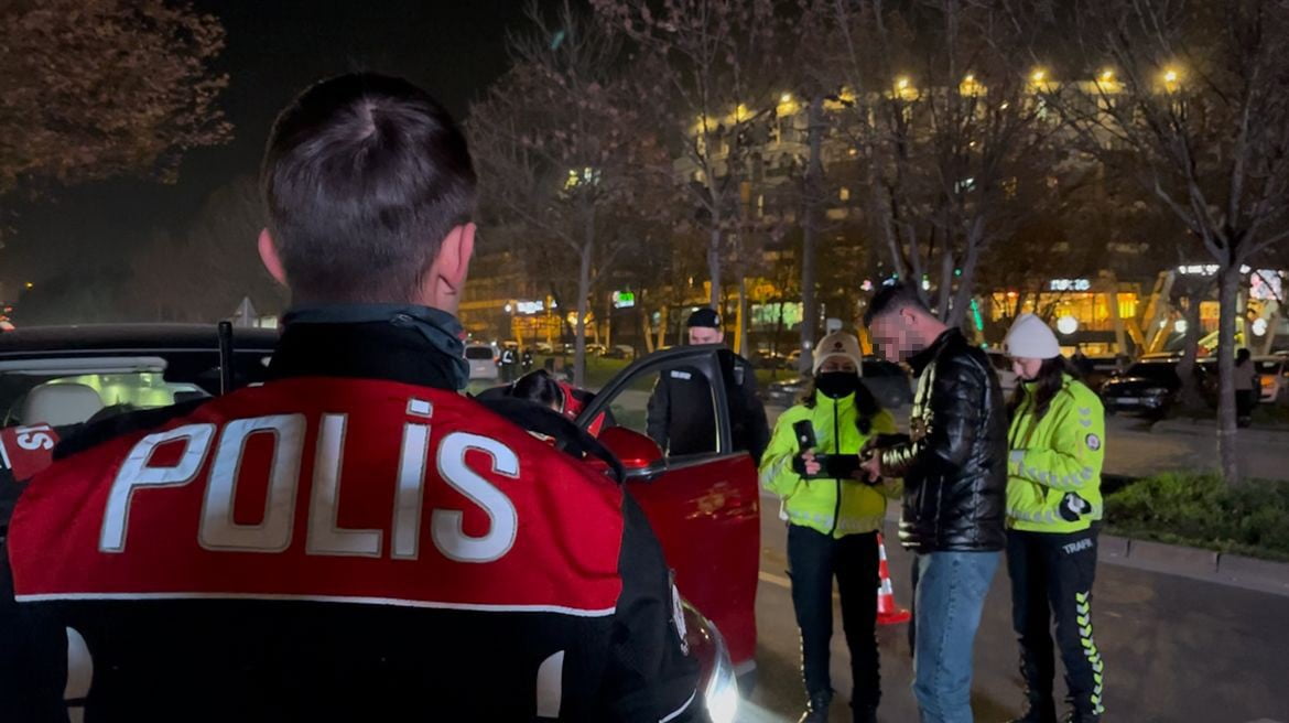 BURSA’DA YILBAŞI ÖNCESİ POLİSTEN TOMBALA  200 POLİSLE YAPILAN UYGULAMADA KUMARHANE BASILDI, ÇOK...