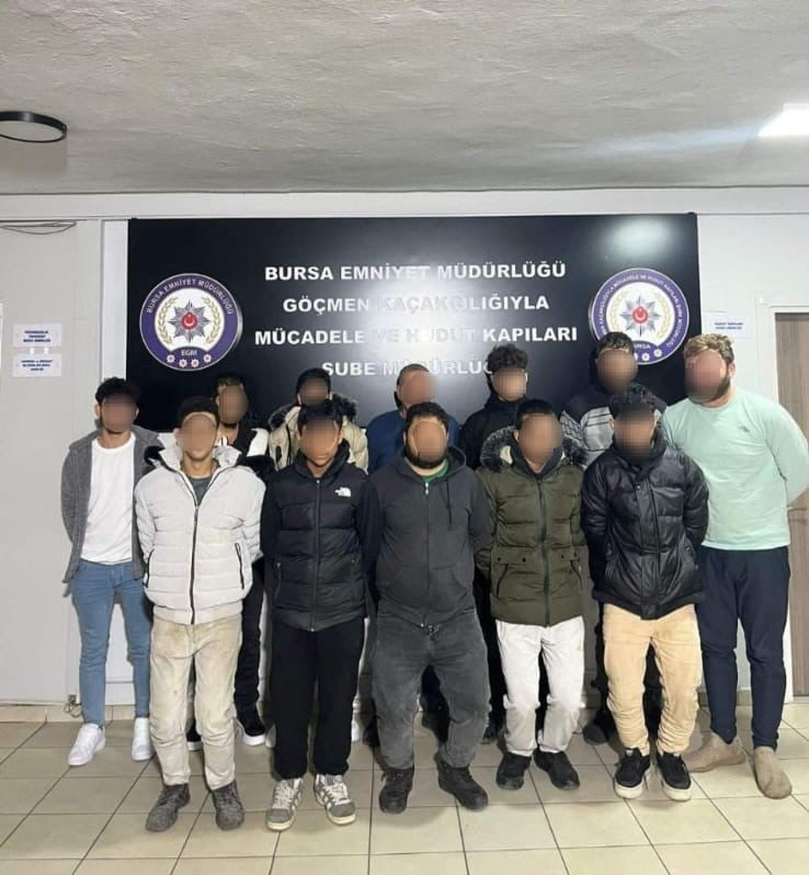 BURSA EMNİYET MÜDÜRLÜĞÜ EKİPLERİ, GÖÇMEN KAÇAKÇILIĞIYLA MÜCADELE KAPSAMINDA YILDIRIM İLÇESİNDE...