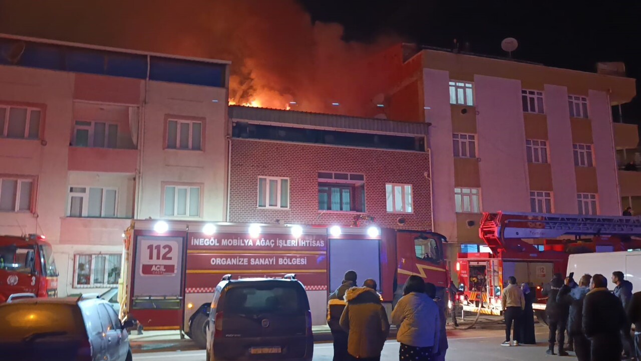 BURSA’NIN İNEGÖL İLÇESİNDE İKİ KATLI EVİN ÇATISINDA ÇIKAN YANGIN KORKU DOLU ANLAR YAŞATTI....