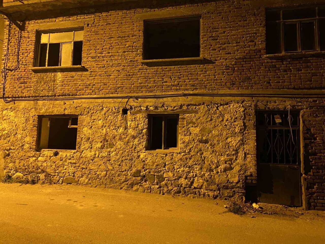 BURSA’NIN MUDANYA İLÇESİ GÜZELYALI MAHALLESİ’NDE METRUK BİR EVDE YAŞAYAN ADEM E.(80), EVİNDE ÖLÜ...