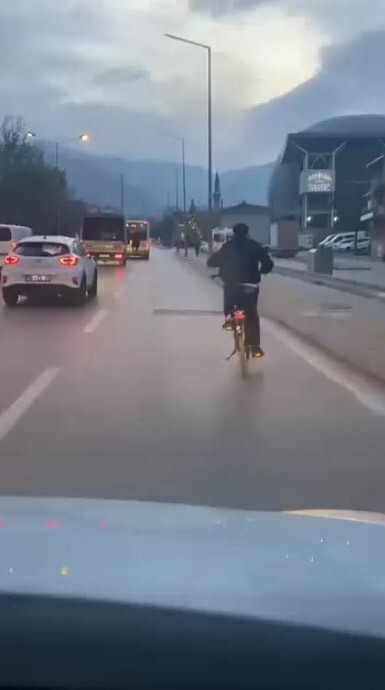 BURSA’NIN NİLÜFER İLÇESİNDE ŞEHİR İÇİ TRAFİĞİN NE KADAR RİSKLİ OLABİLECEĞİNİ GÖZLER ÖNÜNE SEREN...