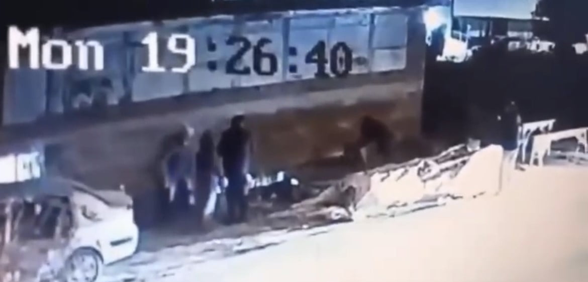 BURSA’NIN OSMANGAZİ İLÇESİNDE BAŞIBOŞ BİR KÖPEĞİN SALDIRISI SONUCU 3 KİŞİ YARALANDI. KÖPEK, YOLDAN...