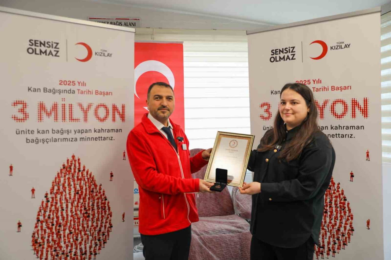 BÜŞRA TOKGÖZ’E PLAKET VERİLDİ