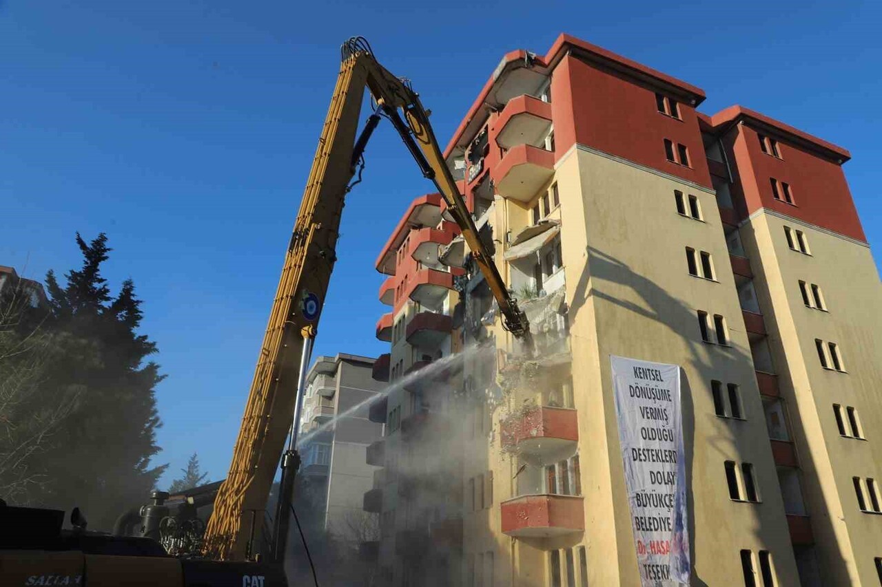 BÜYÜKÇEKMECE’DE 32 BAĞIMSIZ BÖLÜMDEN OLUŞAN RİSKLİ SİTE BELEDİYE VE VATANDAŞ İŞ BİRLİĞİYLE...