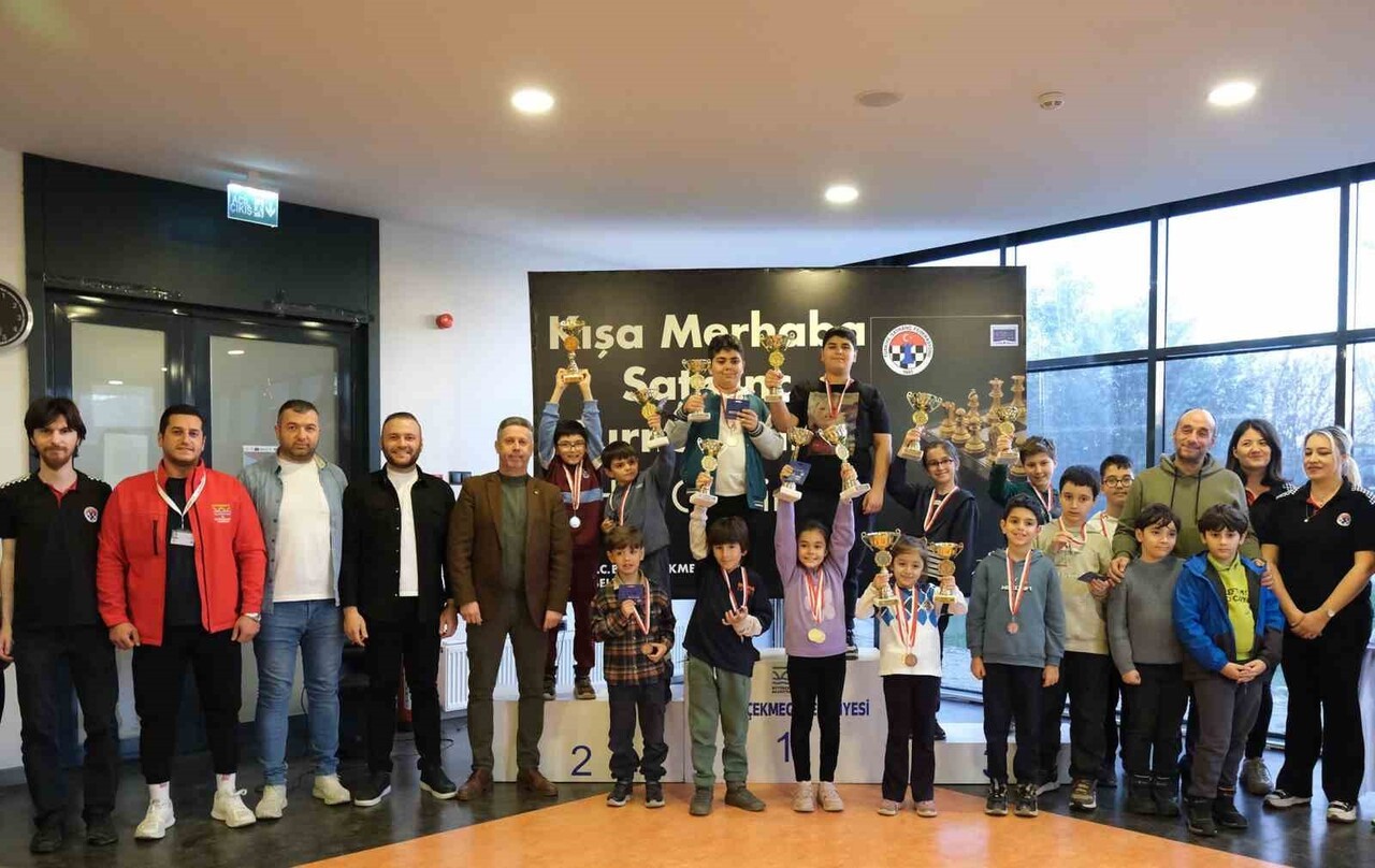 BÜYÜKÇEKMECE’DE KIŞA MERHABA HIZLI SATRANÇ TURNUVASI’NDA SATRANÇ TUTKUNLARI BİR ARAYA...