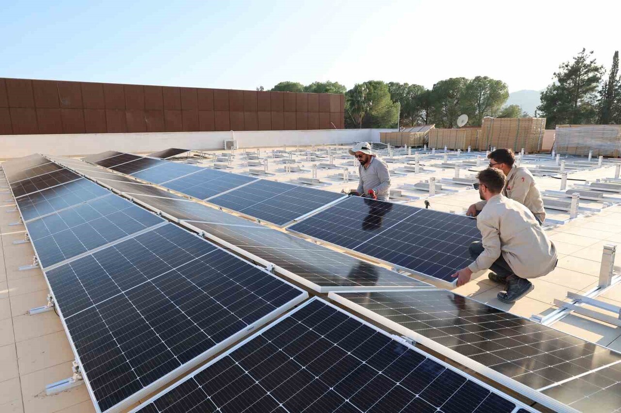 BÜYÜKŞEHİR BELEDİYESİ TARIMSAL HİZMETLER DAİRESİ BAŞKANLIĞI HİZMET BİNASI ÇATISINA YENİ GES'İN...