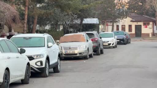 Buz kesen kentte cam kazıma mesaisi başladı