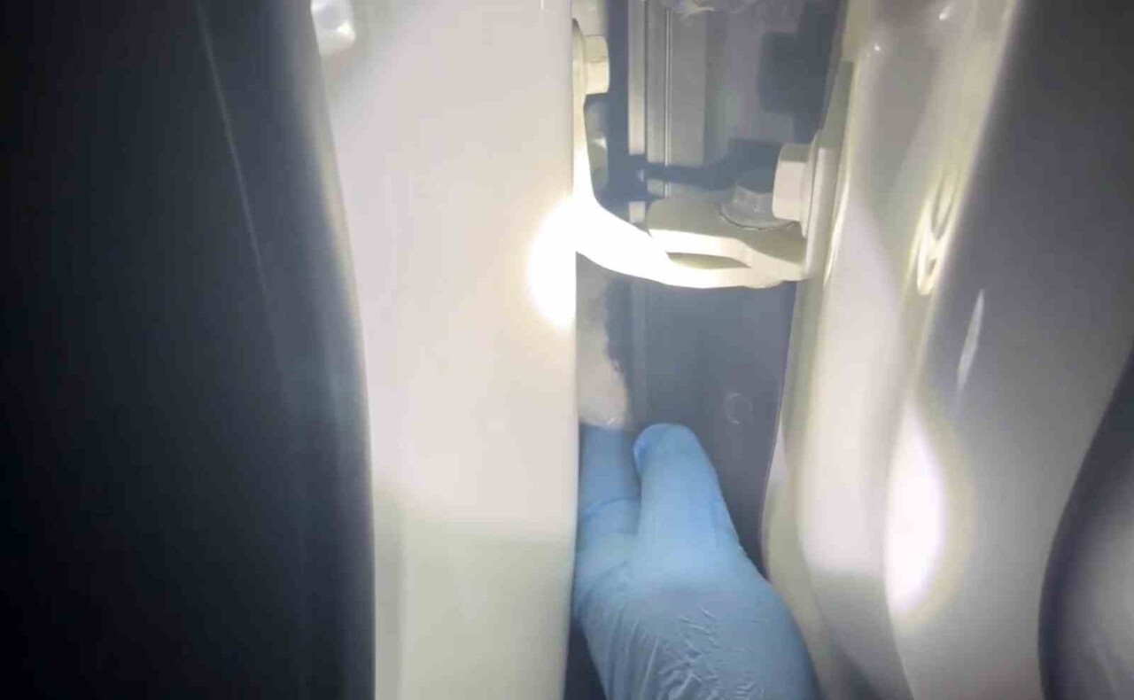 ÇALIŞMALAR KAPSAMINDA DURDURULAN 2 ARAÇTA ARAMA YAPILDI.