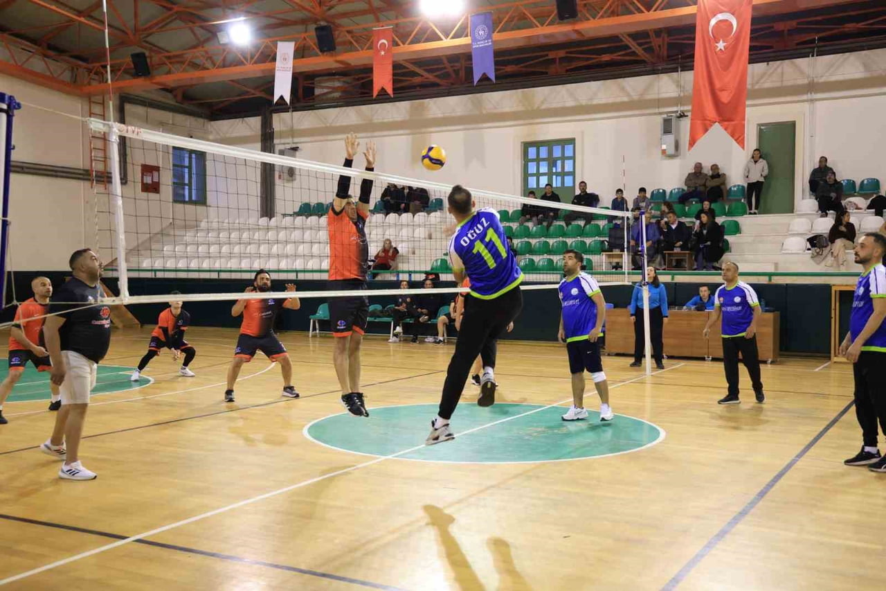 ÇAMELİ BELEDİYESİ TARAFINDAN DÜZENLEN KURUMLAR-MAHALLER VOLEYBOL TURNUVASI BÜYÜK HEYECANLA DEVAM...